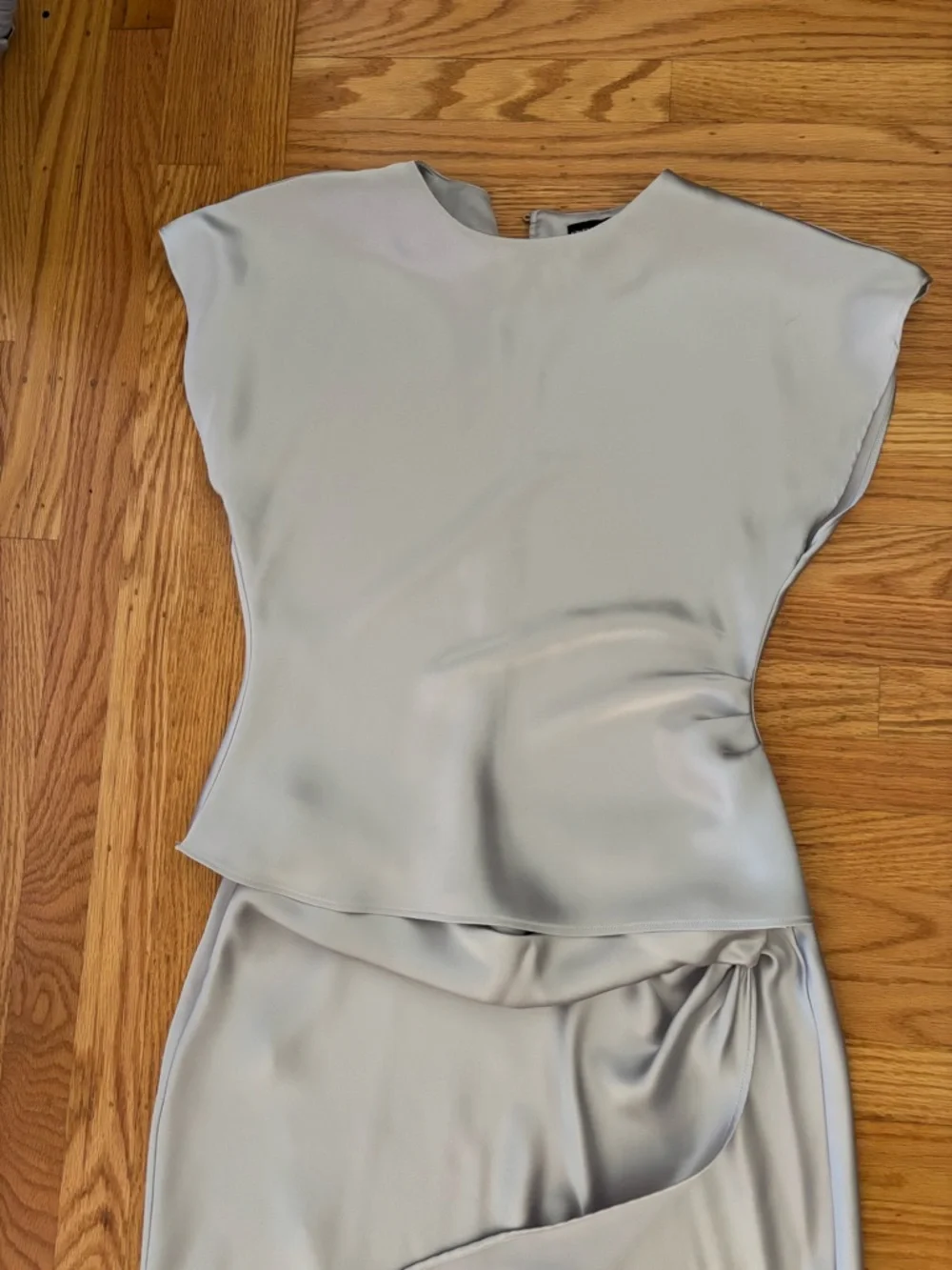 Zara Satin Cap Sleeve Top in Light Gray with gathered side in size Large - Picture 2 of 4